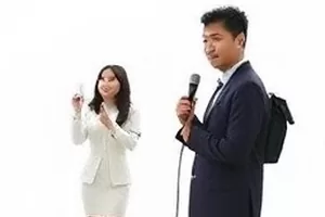录音棚外采访等待的十分钟画面